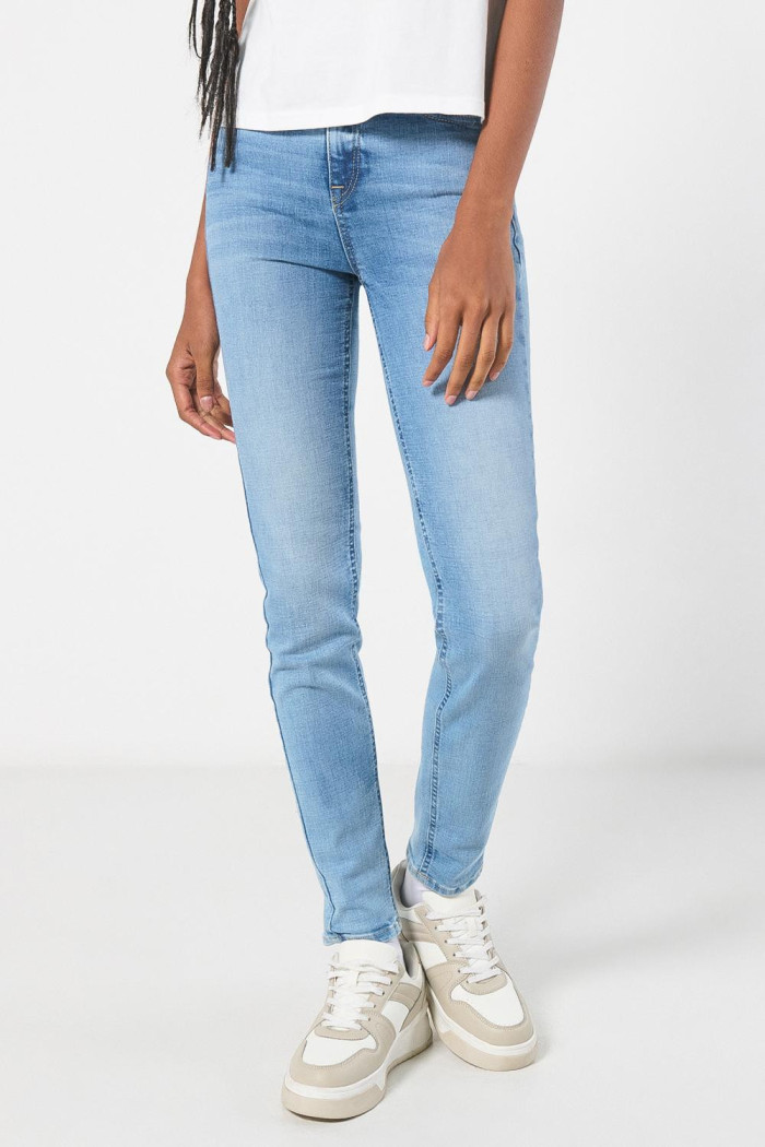 Jean push up tiro alto azul claro con pretina sencilla