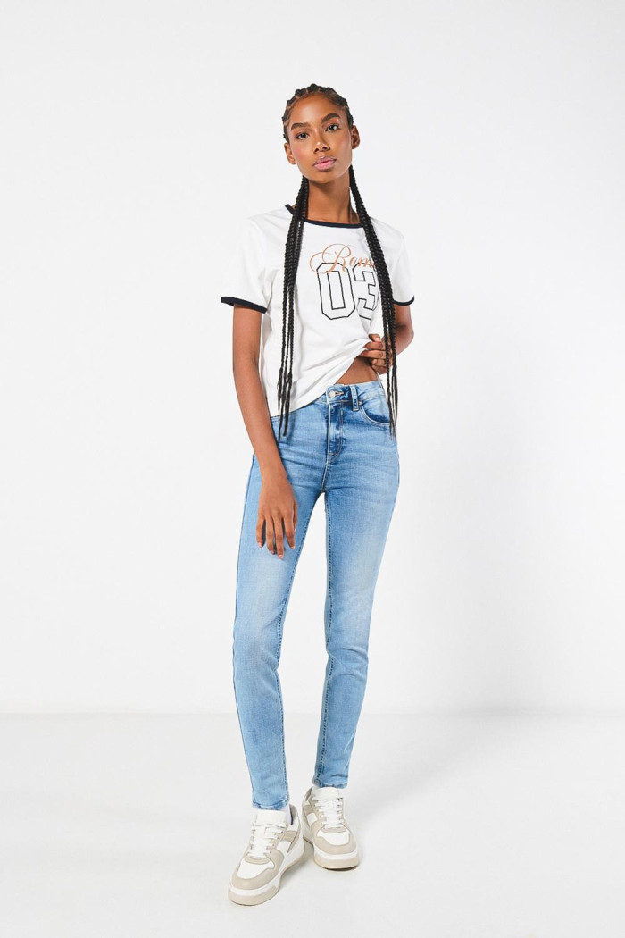 Jean push up tiro alto azul claro con pretina sencilla
