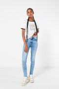 Jean push up tiro alto azul claro con pretina sencilla