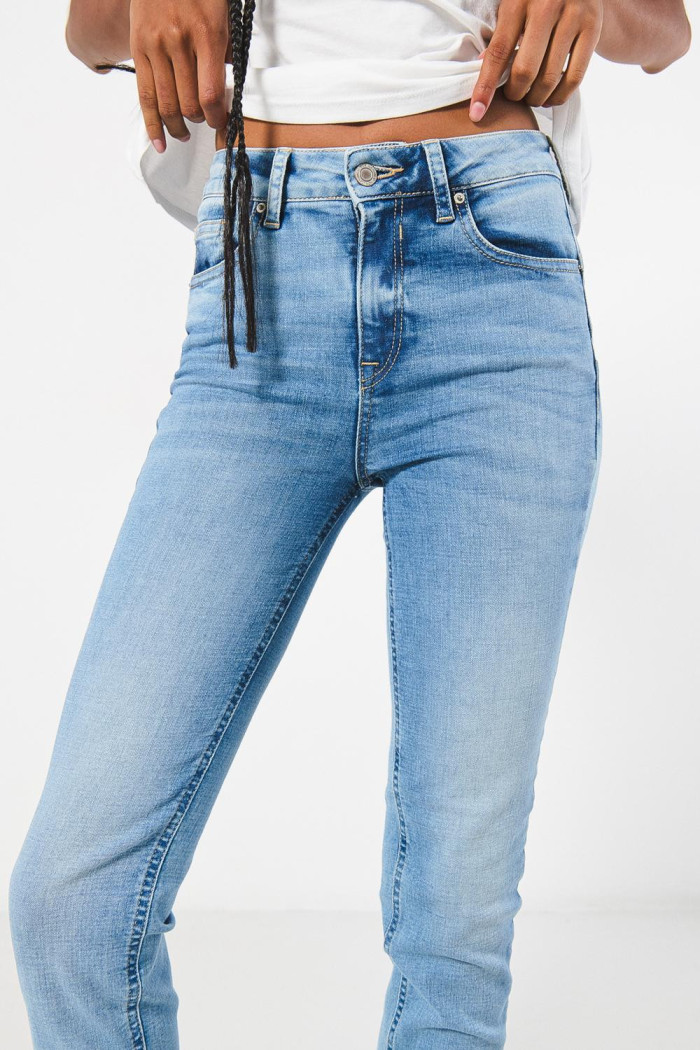 Jean push up tiro alto azul claro con pretina sencilla