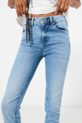 Jean push up tiro alto azul claro con pretina sencilla