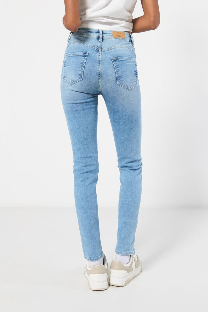Jean push up tiro alto azul claro con pretina sencilla