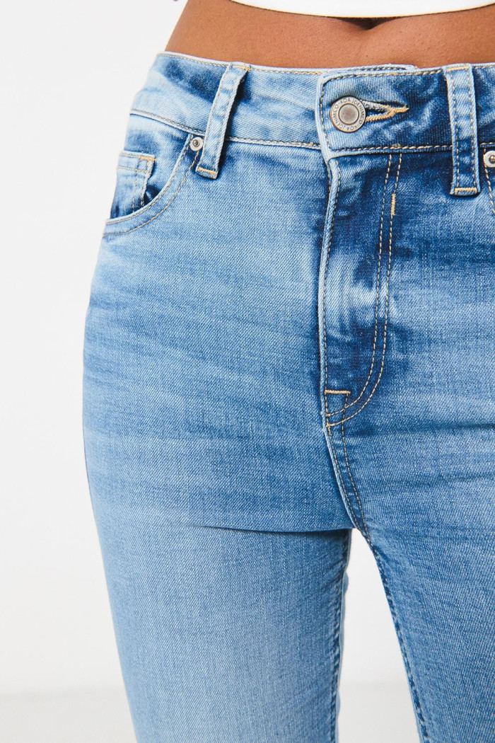 Jean push up tiro alto azul claro con pretina sencilla