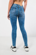 Jean push up azul claro con realce, bolsillos y tiro alto