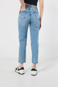 Jean mom azul claro con bota semi recta y tiro súper alto