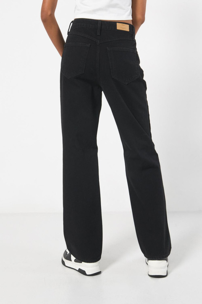 Jean 90´S negro con tiro alto, bolsillos y bota recta