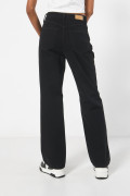 Jean 90´S negro con tiro alto, bolsillos y bota recta