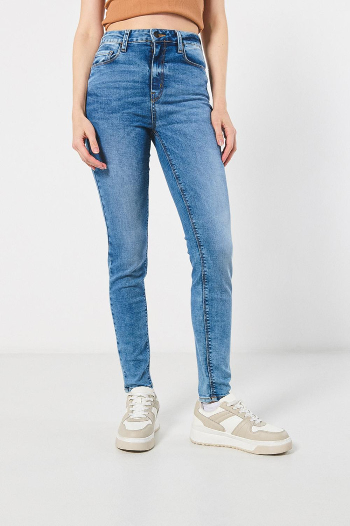 Jean ajustado jegging azul claro con tiro súper alto