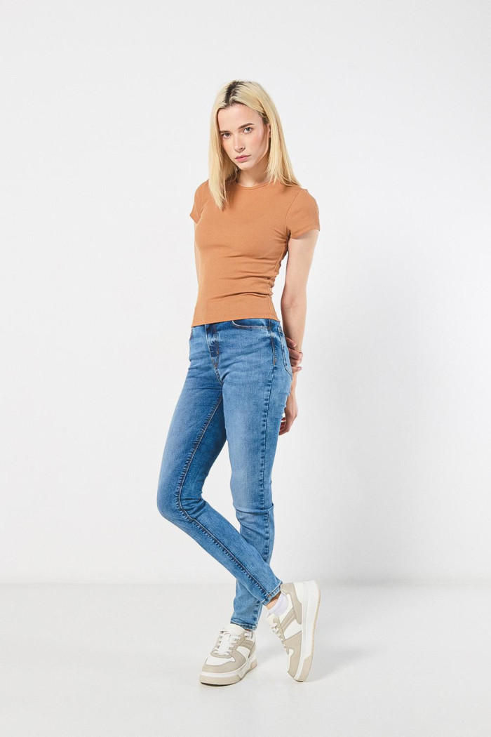 Jean ajustado jegging azul claro con tiro súper alto