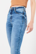 Jean ajustado jegging azul claro con tiro súper alto