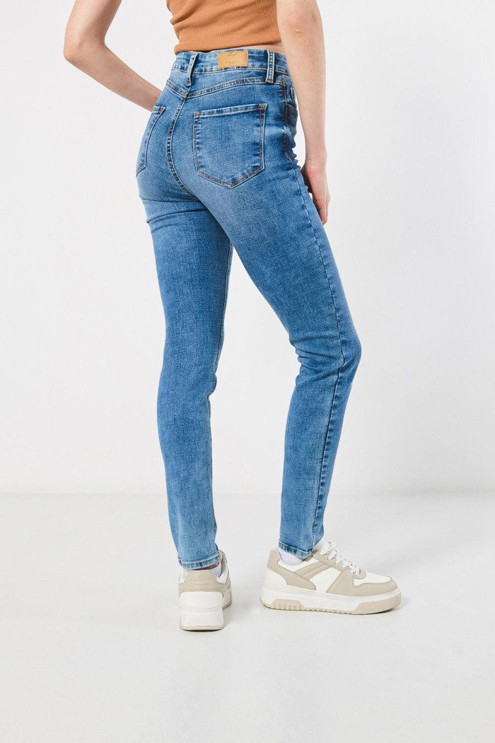 Jean ajustado jegging azul claro con tiro súper alto