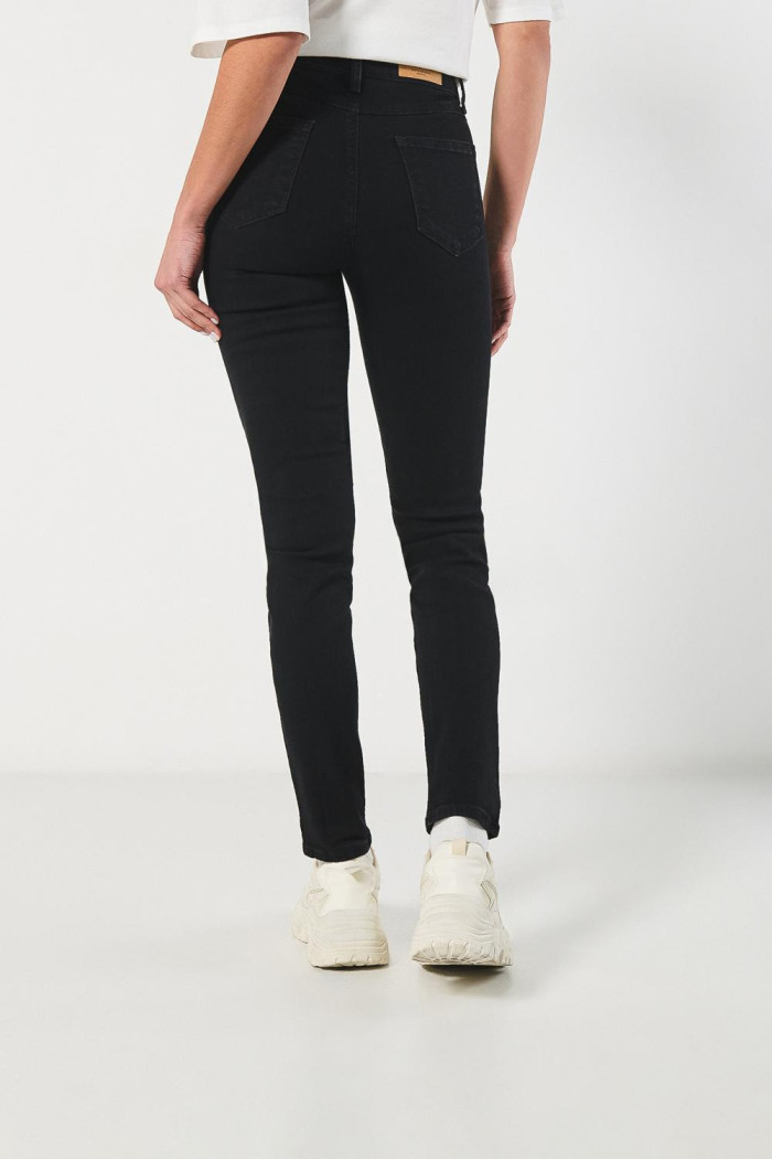 Jean jegging tiro alto negro ceñido con bolsillos