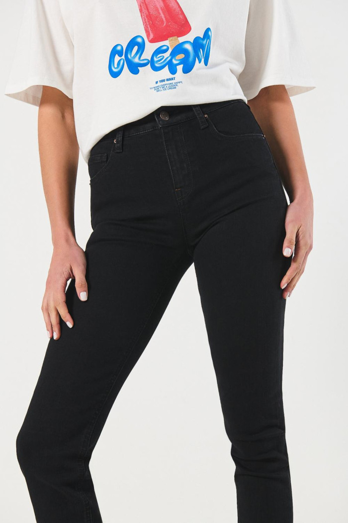 Jean jegging tiro alto negro ceñido con bolsillos