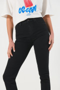 Jean jegging tiro alto negro ceñido con bolsillos