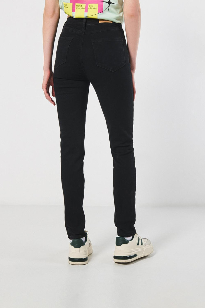 Jean jegging negro con cierre de cremallera y tiro alto