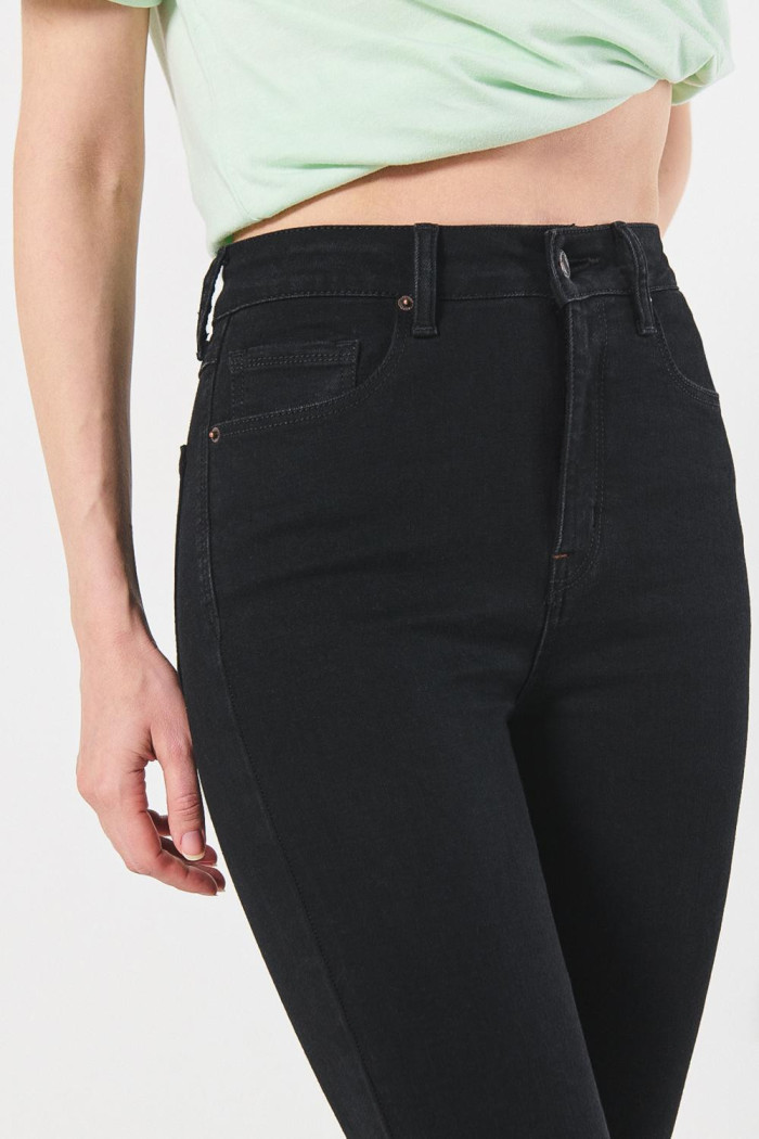Jean jegging negro con cierre de cremallera y tiro alto