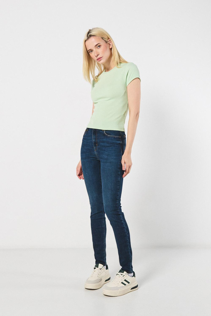 Jean jegging azul oscuro con tiro súper alto y bolsillos
