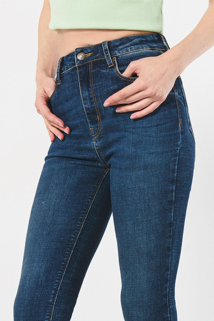 Jean jegging azul oscuro con tiro súper alto y bolsillos