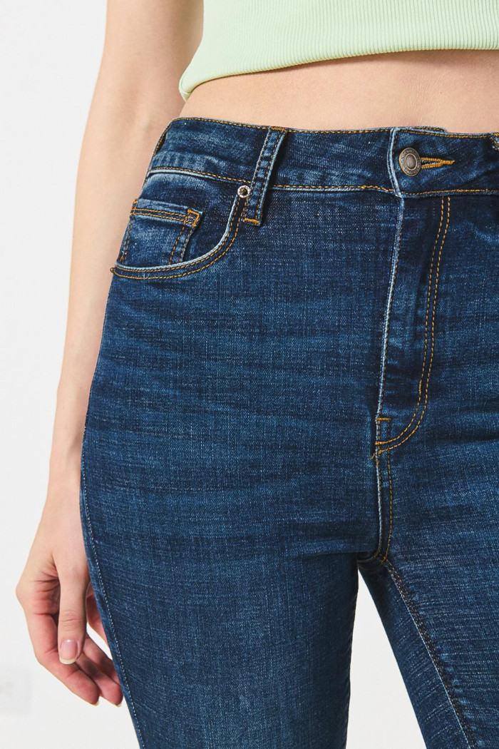 Jean jegging azul oscuro con tiro súper alto y bolsillos