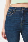 Jean jegging azul oscuro con tiro súper alto y bolsillos