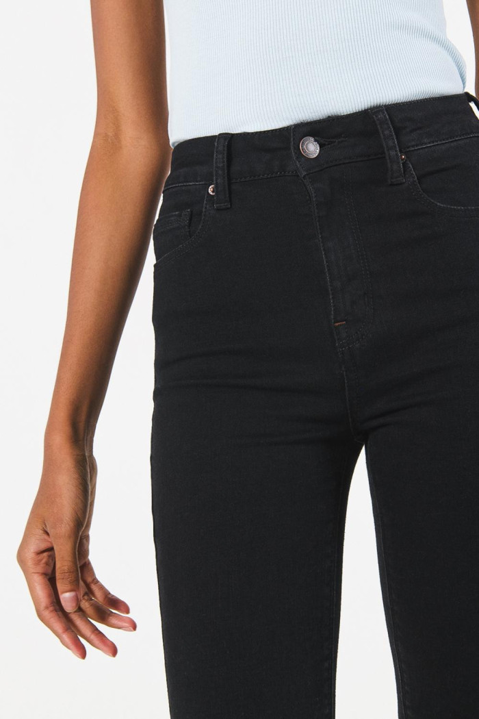 Jean negro tipo jegging con tiro súper alto y ajuste ceñido