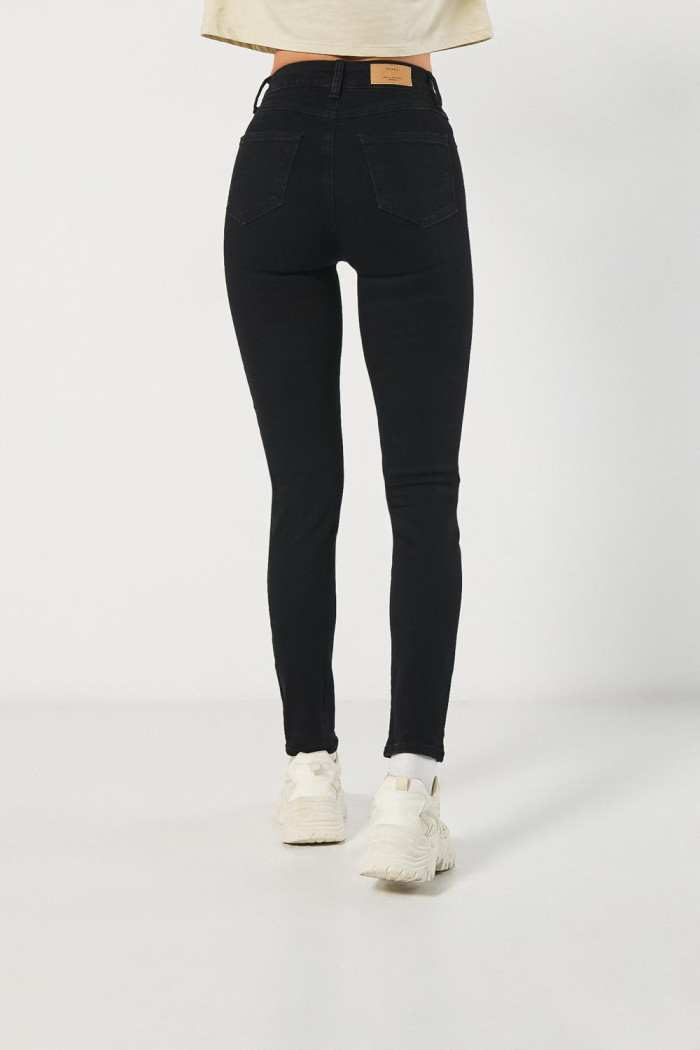 Jean negro jegging ajustado con tiro súper alto