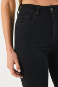 Jean negro jegging ajustado con tiro súper alto