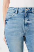 Jean azul mom con súper tiro alto, bota recta y desgastes