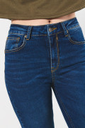 Jean azul oscuro con efecto push up y tiro alto