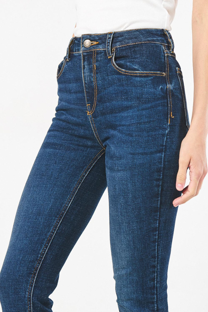 Jean ajustado jegging azul oscuro con tiro alto y bolsillos