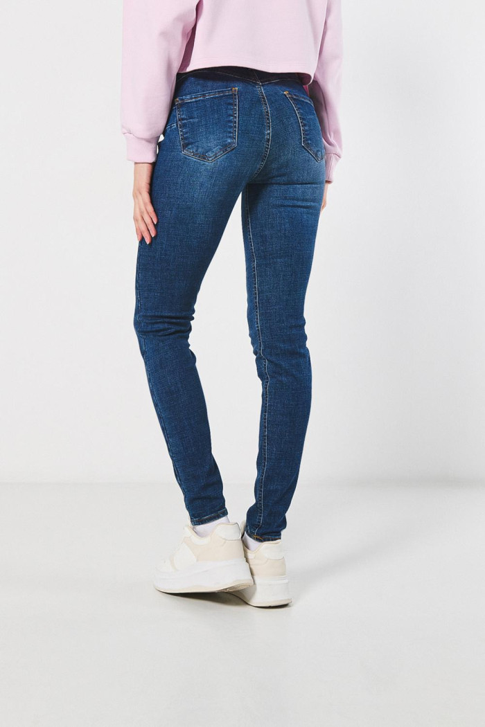 Jean azul oscuro push up con realce y tiro alto