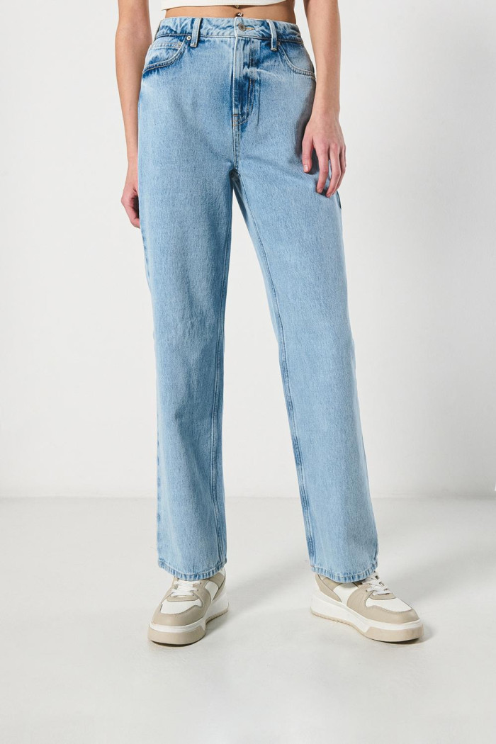 Jean 90´S tiro alto azul claro con bota recta y cremallera