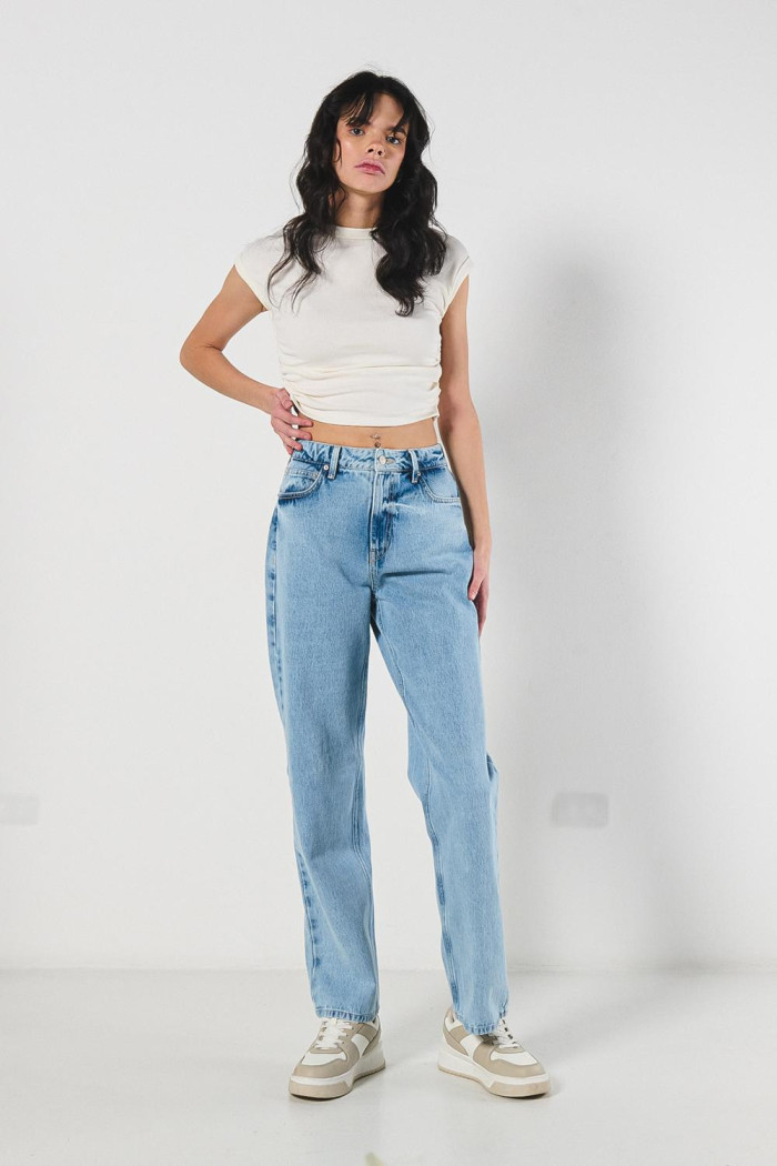 Jean 90´S tiro alto azul claro con bota recta y cremallera