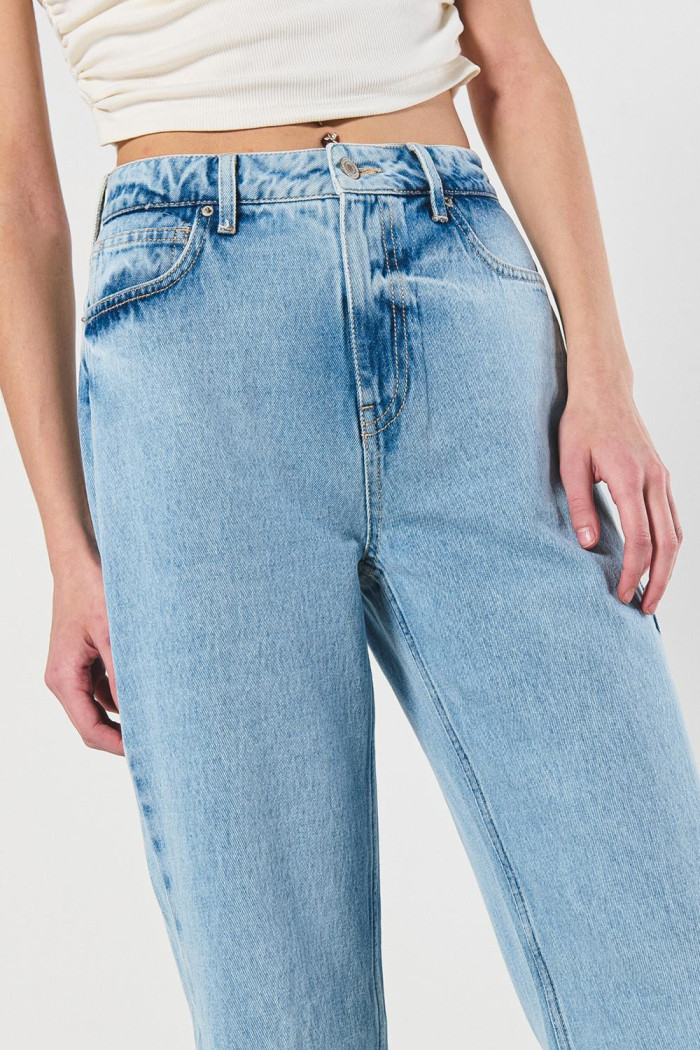 Jean 90´S tiro alto azul claro con bota recta y cremallera