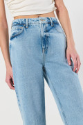Jean 90´S tiro alto azul claro con bota recta y cremallera