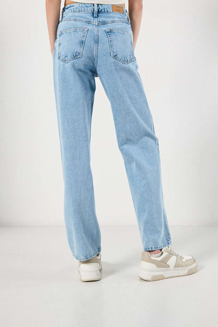 Jean 90´S tiro alto azul claro con bota recta y cremallera