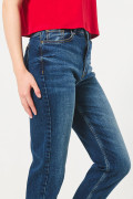 Jean azul oscuro mom con bota recta y tiro súper alto