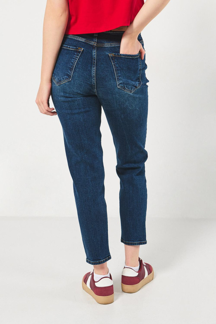 Jean azul oscuro mom con bota recta y tiro súper alto