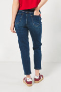 Jean azul oscuro mom con bota recta y tiro súper alto
