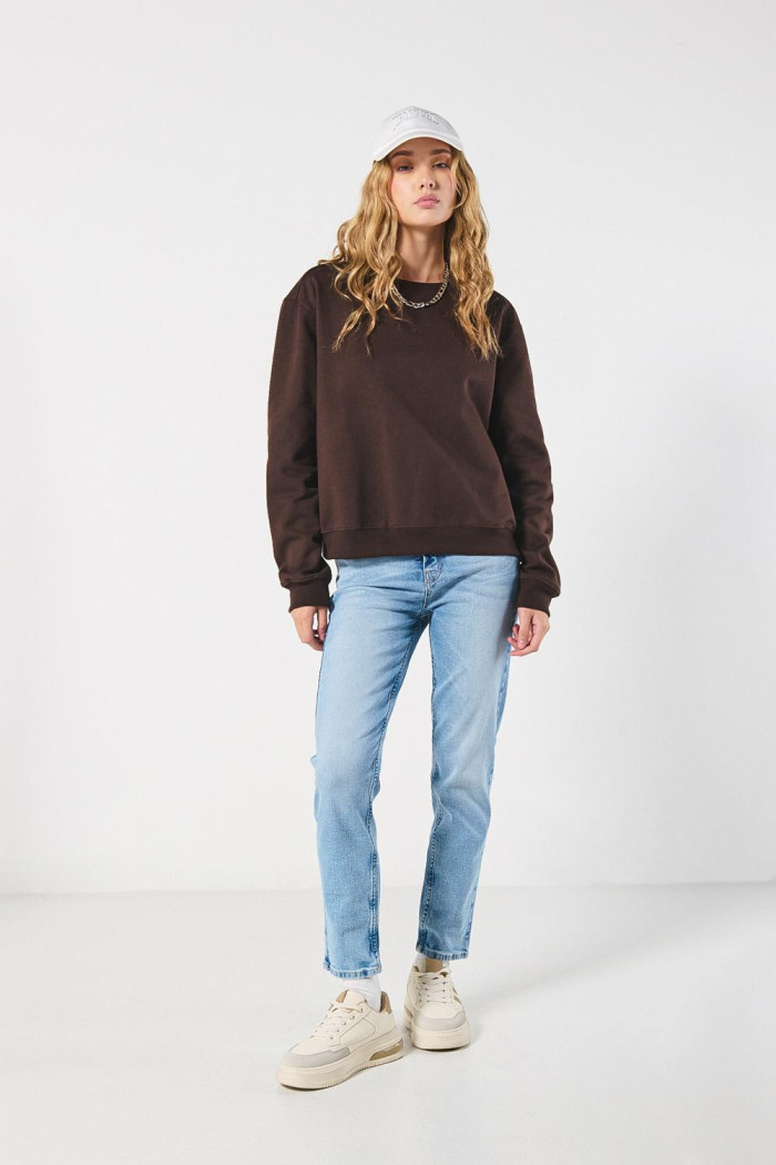 Jean mom azul con tiro súper alto, desgastes y bota recta