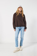 Jean mom azul con tiro súper alto, desgastes y bota recta