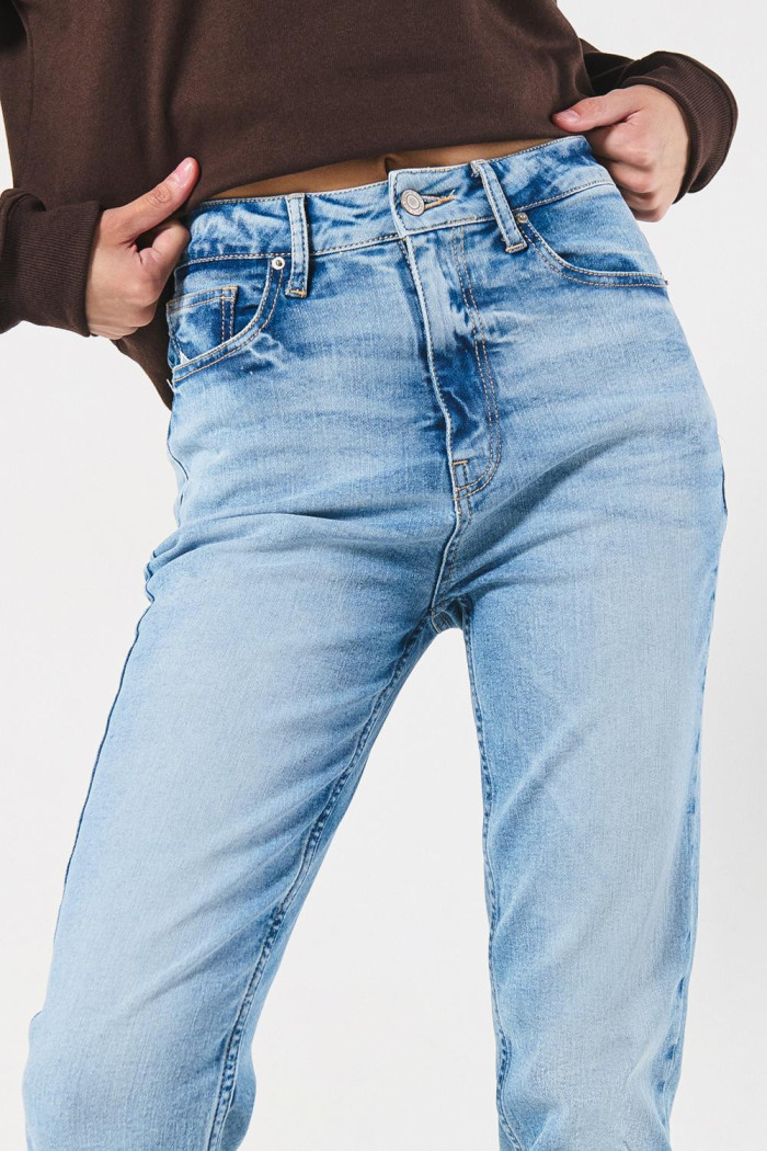 Jean mom azul con tiro súper alto, desgastes y bota recta