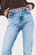 Jean mom azul con tiro súper alto, desgastes y bota recta