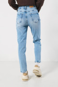 Jean mom azul con tiro súper alto, desgastes y bota recta