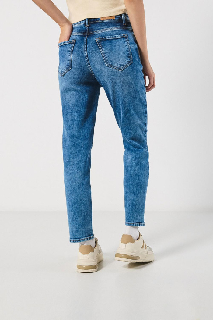 Jean azul mom con desgastes, súper tiro alto y bota recta