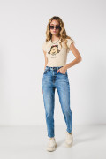 Jean azul mom con desgastes, súper tiro alto y bota recta