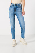 Jean azul mom con desgastes, súper tiro alto y bota recta