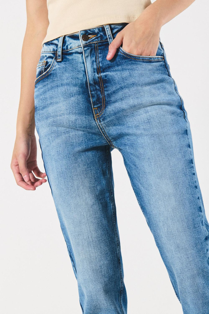Jean azul mom con desgastes, súper tiro alto y bota recta