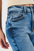Jean azul mom con desgastes, súper tiro alto y bota recta