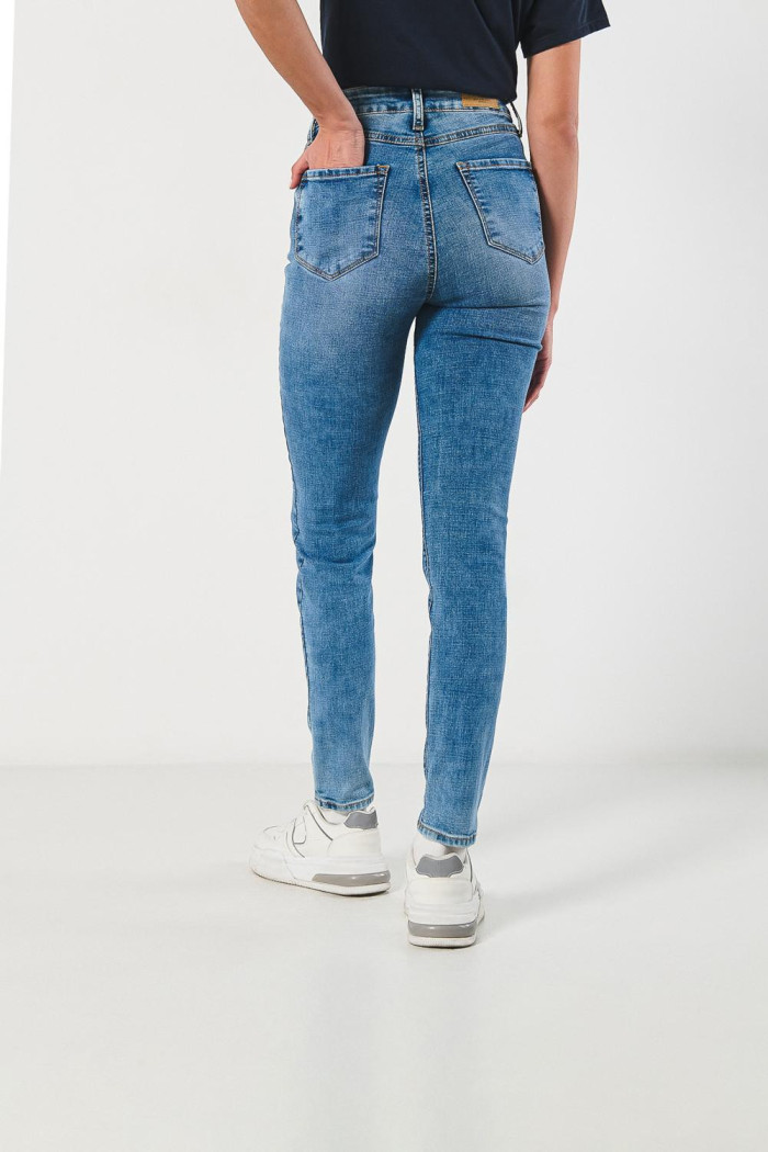 Jean azul claro tipo jegging con desgastes y tiro súper alto